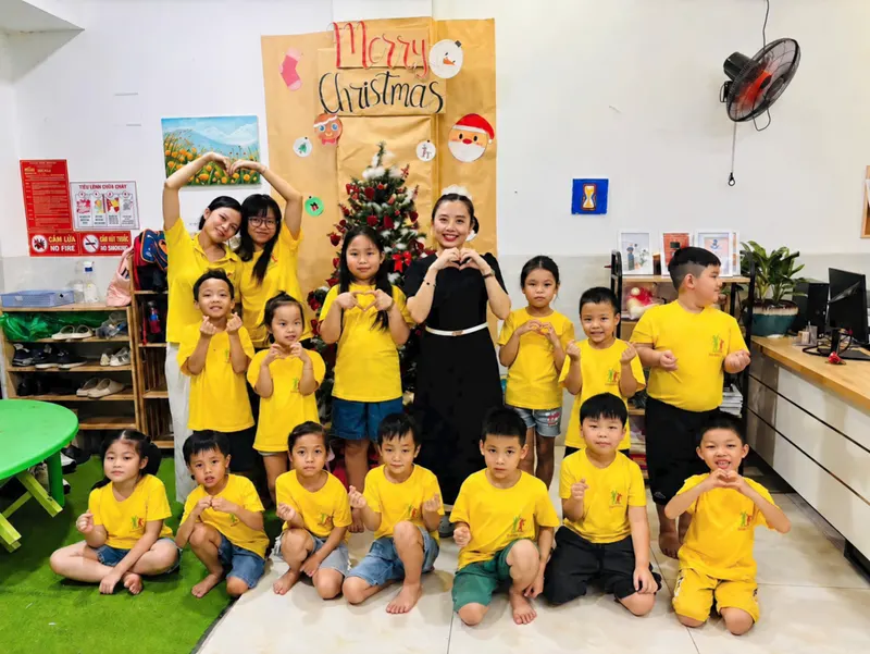 Học viên Shining Super Star học Cambridge Young Learners cùng giáo viên và Smart TV