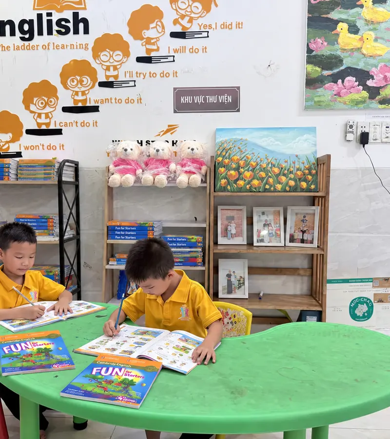 Các bé đọc sách tại góc thư viện và bàn tương tác của Shining Super Star